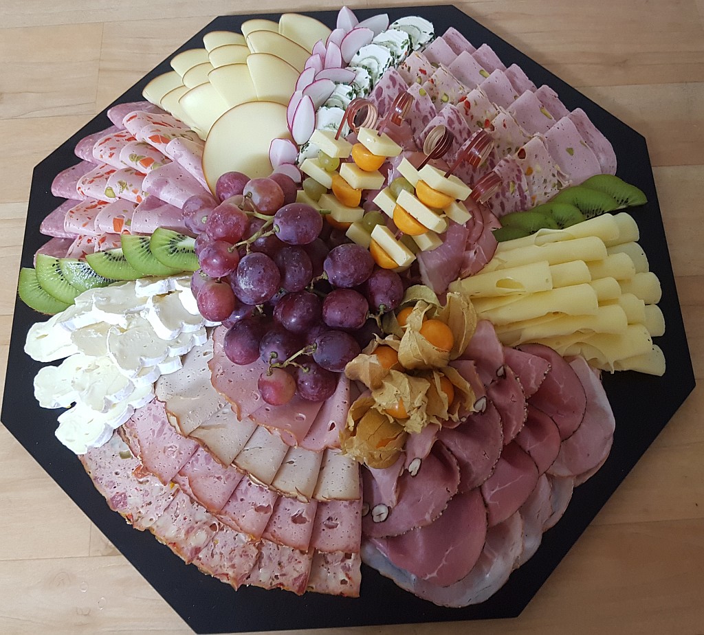 Gemischte Platte aus Wurst und Käse mit ausgewähltem Obst
