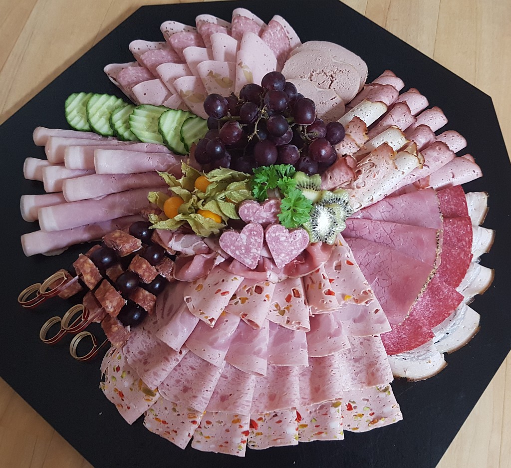 Wurst Salami Platte mit dekorativem Obst und Gemüse